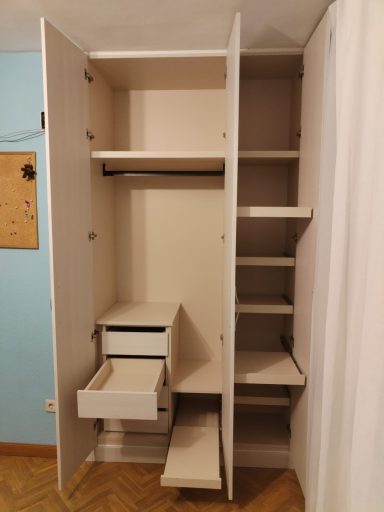 Armario moderno con estantes, barra para colgar y un cajón en la parte inferior.