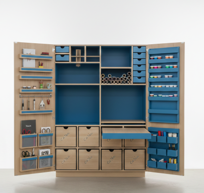 Mueble organizador de madera con compartimentos y cajones en tonos azules y naturales.