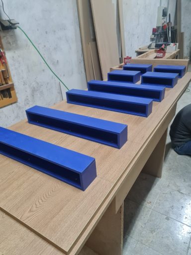 Bloques azules dispuestos en una mesa de trabajo de madera.