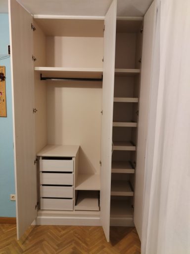Armario de una habitación con estantes y cajones en su interior.