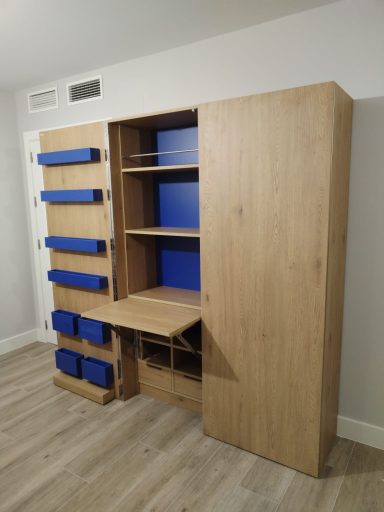 Mueble de almacenamiento de madera clara con estantes y cajas azules.