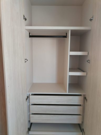Armario vacío con estantes y cajones, en tonos claros de madera.