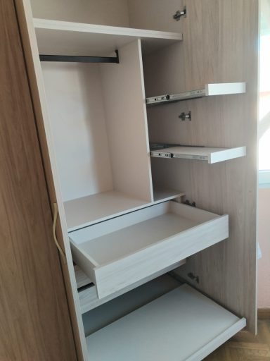 Armario de madera con estantes y un cajón en su interior.