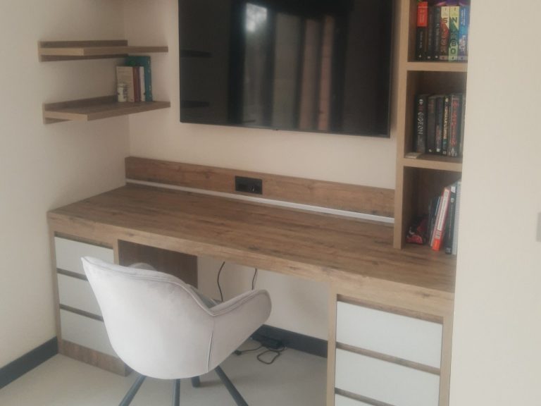 Espacio moderno con combinación de ebanistería y decoración
