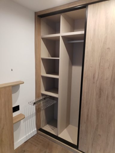 Armario moderno con estantes abiertos y un cajón, de madera clara.